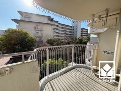 緑に囲まれたバルコニーで、陽射しを感じながら贅沢な時間を過ごすことができます。ご成約でヤマダポイントプレゼント中です。お問合せお待ちしております。