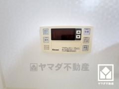 ボタン1つで自動でお湯張りができるオートバス機能付き。追い炊き機能もございますので、いつでも温かいお風呂に入ることができます。