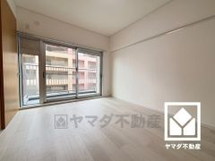 約6帖の南側洋室です。バルコニーにつながるお部屋で、通風・陽当たり良好。