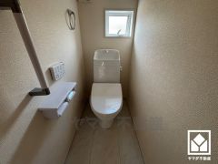 明るく清潔感溢れるトイレです。2連トイレットペーパーホルダーなのでお取替えの手間が軽減できます。