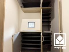 玄関にはシューズボックスを完備。家族の靴もしっかり収納できるので、玄関がいつも片付き、気持ちよくお客様を迎えられます。