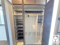 玄関にはシューズボックスを完備。家族の靴もしっかり収納できるので、玄関がいつも片付き、気持ちよくお客様を迎えられます。