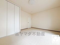 防音性、保温性に優れたカーペット敷き詰めの洋室。防滑性、クッション性も高く、お子様のお部屋としてもお勧めです。