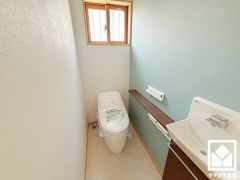 トイレにも小窓が付いており、明るく換気のしやすい空間です。