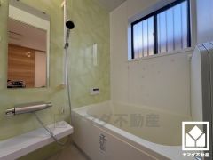 1日の疲れを癒す浴室でゆったりリフレッシュ。小窓が付いているので明るく、こもりがちな湿気もすぐ取り除くことができます。