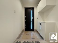 玄関にはシューズボックスを完備。家族の靴もしっかり収納できるので、玄関がいつも片付き、気持ちよくお客様を迎えられます。