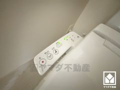 温水洗浄便座付きで、季節を問わずいつでも温かい便座をお使いいただけます。