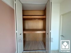 奥行きがあるので、収納力も申し分ありません。お洋服はもちろん、スーツケースなどの大物もしっかり収納できます。