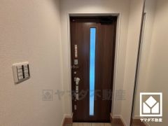 ドアのスリット窓から光が差し込み、外出時にも帰宅時にも、明るい気持ちになれる玄関です。