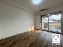 約6帖の洋室です。全居室に窓がございます。明るい陽光がたっぷり差し込む心地よい生活空間です。