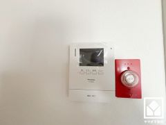 突然の来訪時でも安心なモニター付きインターホンを完備。お留守番中のお子様でも簡単に来訪者の確認ができます。