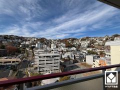 13階建て8階部分で前面に視界を遮る高い建物がなく、開放的な景色が広がります。開放感あふれる眺望と利便性が融合した住まい──穏やかな毎日をここから。