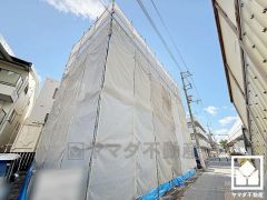 収納力豊富な約2帖のウォークインクローゼット付き。お洋服はもちろん、スーツケースなどの大物、日用品のストックもしっかり収納できます。