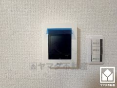 突然の来訪時でも安心なモニター付きインターホンを完備。お留守番中のお子様でも簡単に来訪者の確認ができます。