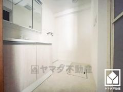 小さなお子様のお風呂上りもこのスペースがあればゆったりとして頂けます。室内洗濯機置場がございますので、天候に左右されず洗濯していただけます。