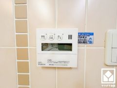 ボタン1つで自動でお湯張りができるオートバス機能付き。追い炊き機能もございますので、いつでも温かいお風呂に入ることができます。