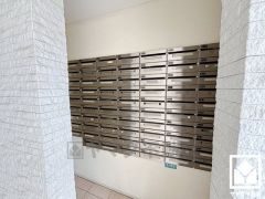 広々とした明るいエントランスには、鍵付きの集合ポストが備わっています。