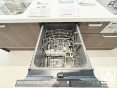 毎日の家事の負担を軽減でき、水道代の節約にもなる食器洗乾燥機付き。
