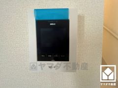 突然の来訪時でも安心なモニター付きインターホンを完備。お留守番中のお子様でも簡単に来訪者の確認ができます。