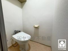 明るく清潔感溢れるトイレです。