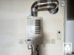 屋内式給湯器がございます。リモコン付きでいつでも暖かいお湯をご利用いただけます。