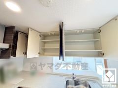 キッチン収納の多さもお料理を楽にしてくれるポイント。収納力豊富な吊戸棚があり、スッキリとした空間が保てます。