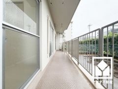 南向きバルコニーで陽当たり、風通し良好。広々としているため、お洗濯物をたっぷりと干す事ができます。
