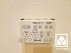 温水洗浄便座付きで、季節を問わずいつでも温かい便座をお使いいただけます。
