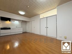 リビングと西側洋室の間には高窓が設けられており、柔らかな自然光を取り込みます。プライバシーを確保しながら、ご家族との繋がりも感じられる素敵な空間です。