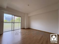 全室がバルコニーに面しており、通風・陽当たりの良いお部屋となっております。