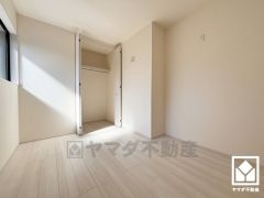 約5.675帖の洋室です。全居室フローリングでお掃除ラクラクです。