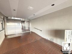 上質な素材と洗練されたデザインが織りなすエントランス。住まう人の誇りを感じさせる、優雅な迎えの空間。