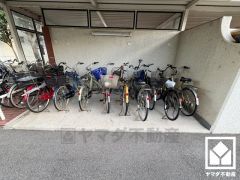 屋根付き駐輪場なので、雨や風、直射日光から自転車を守ることができます。