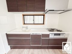 キッチンは空間を有効活用できる壁付けタイプ。窓がございますので、昼間は手元が明るく、お料理がはかどります。