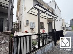 キッチンは空間を有効活用できる壁付けタイプ。便利な3口コンロ付きです。