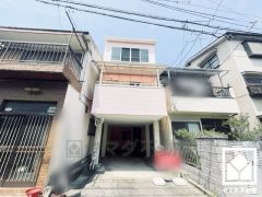 キッチンは空間を有効活用できる壁付けタイプ。L型なので作業動線が最短距離で効率良く動けます。