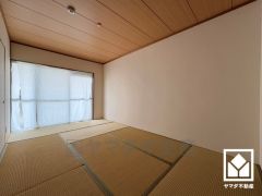 陽光がたっぷり差し込む洗練された和室。温かみのある畳のスッキリとしたデザインが、暮らしを心地よく彩ります。