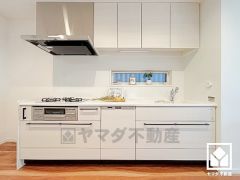 キッチンは空間を有効活用できる壁付けタイプ。窓がございますので、昼間は手元が明るく、お料理がはかどります。