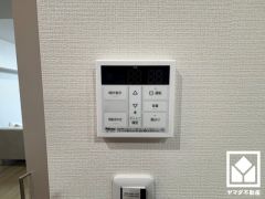 お湯はりスイッチを押し、給湯栓を開けてお湯はりをすると、設定した湯量でお湯が自動的に止まるオートストップ機能付き。（給湯栓は開いたままなので、必ず閉めてください）