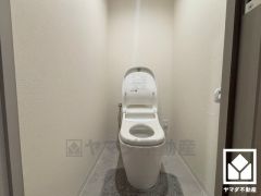 お手入れがしやすく節水効果も高いタンクレストイレです。毎日使う場所だからこそ、快適さと清潔感にこだわっています。