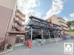 敷地内に駐車場を完備（月額8500円～13000円）。現在、駐車場に17台空きがございます。空き状況は変動いたしますので、詳細は弊社スタッフまでお気軽にお問い合わせください。