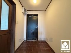 広々とした玄関で、お好みのシューズボックスを設置していただける余裕がございます。