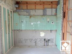 キッチンは空間を有効活用できる壁付けタイプ。3口コンロ仕様、浄水器・食器洗乾燥機付き。（2025年9月末頃リフォーム完了予定）