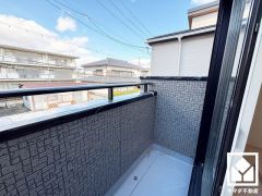 2階・3階とも南北両面バルコニーで合計4か所バルコニーがございますので、お洗濯物もたっぷりと干す事ができます。