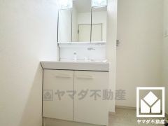 収納付きでスッキリお使い頂ける3面鏡の洗面台です。洗面ボウルが広めなので、忙しい朝でも身支度がしやすく時短になります。