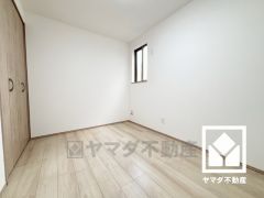約4.68帖の1階洋室です。全居室に窓がございます。明るい陽光がたっぷり差し込む心地よい生活空間です。