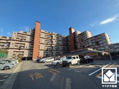 重厚感のあるファサードが、洗練された暮らしを予感させる。品格あるデザインが魅力のマンション。