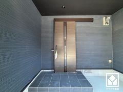 防犯性と利便性を両立した、ポケットキーの玄関扉。リモコンキーをポケットに入れたまま、ボタンを押して解錠できます。