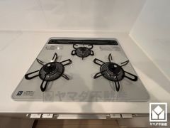 毎日の料理がもっとスムーズに。便利な3口コンロ付きキッチン。