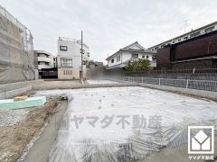 3面鏡の洗面化粧台がございます。ワイドなカウンターで、忙しい朝でも身支度がしやすく時短になります。